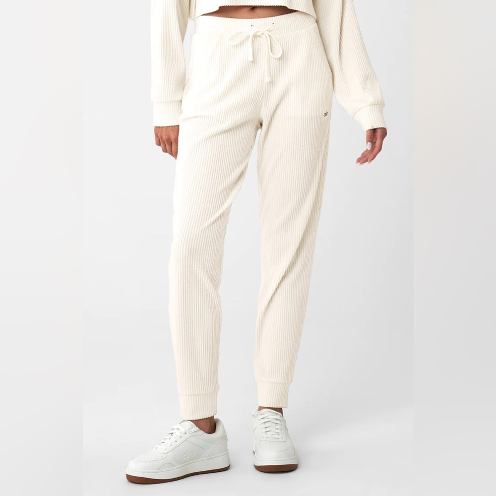 Alo Yoga Muse Sweatpant in Ivory